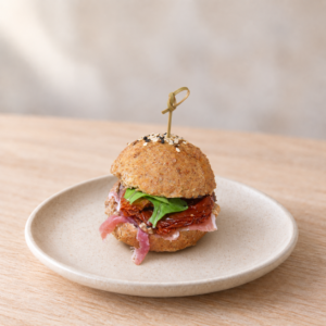 Sand. J. crudo, tomate seco y rucula
