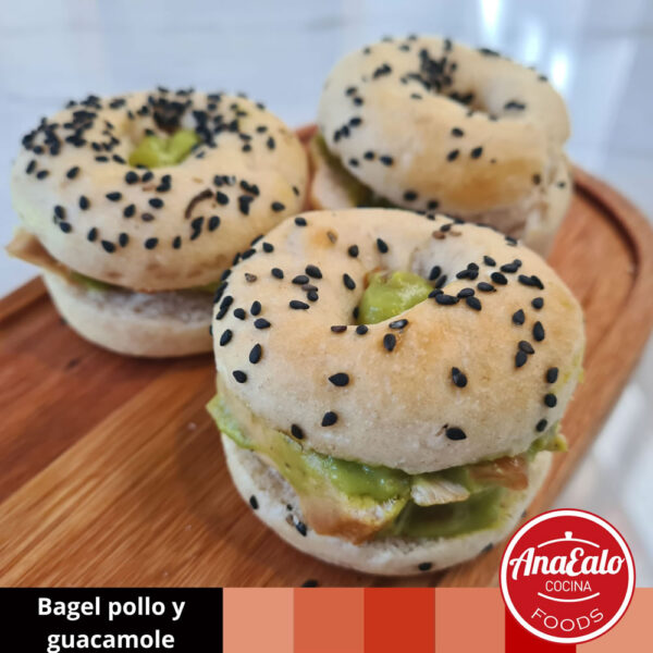 Bagel pollo y guacamole