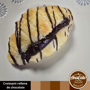 Croissant con chocolate
